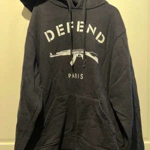 Svart hoodie Defend Paris  - Mer som M/L i storleken