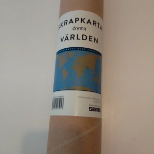 Skrapkarta över världen - Upptäck världen på ett nytt sätt! Skrapkartan låter dig skrapa fram länder du besökt och planera framtida äventyr. Perfekt för unga resenärer och globetrotters som vill ha koll på sina resmål och drömma stort.