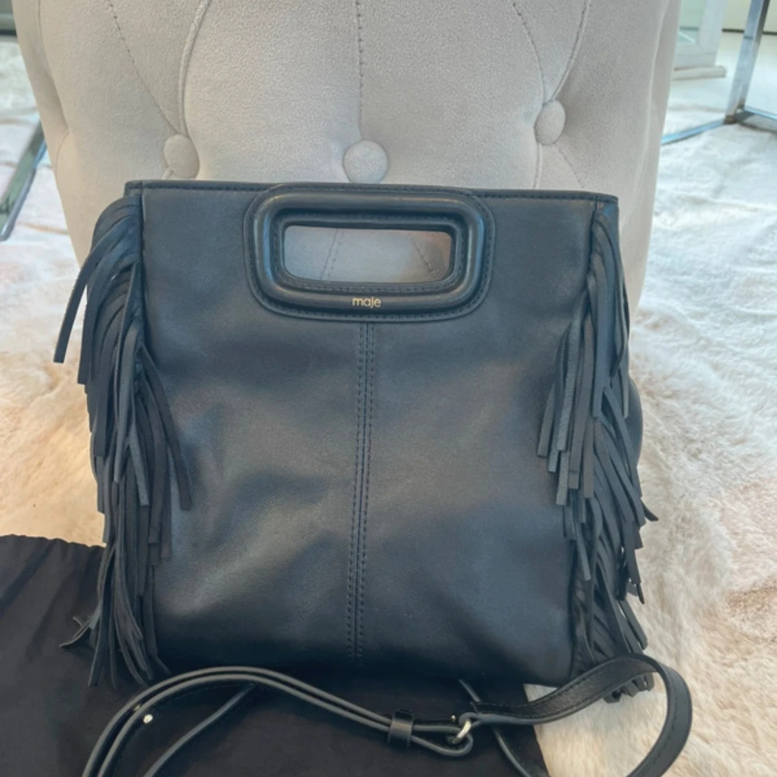 Svart handväska med fransar från Maje