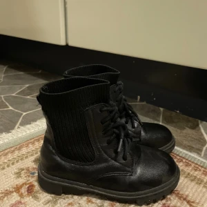 Svarta boots med snörning och stickad skaft - Använd lite