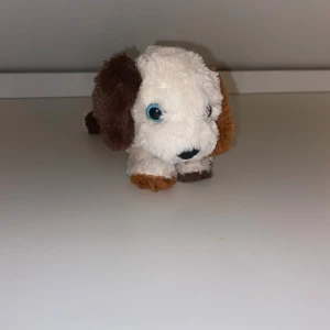 Pennskrin  - Ett gulligt pennskrin format som en hund. 