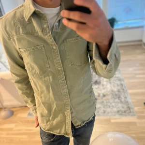 Skjorta med slitningar  - As fet skjorta med slitningar, sällsynt omöjligt att få tag på, priset kan såklart diskuteras! 