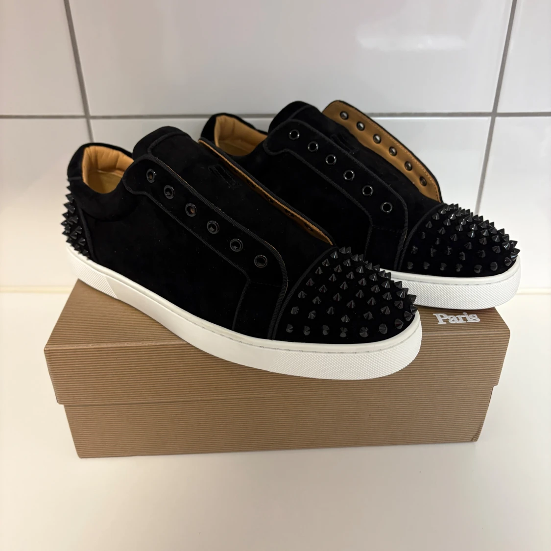 Christian Louboutin svarta sneakers med nitar - 1