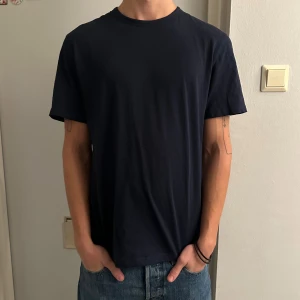 Sandö T-shirt  - Marinblå Tisha från Sandö i grymt skick, i princip oanvänd. Funkar för allt! Storlek M. Killen på bilden är 180, 65 kg skriv gärna vid frågor. 