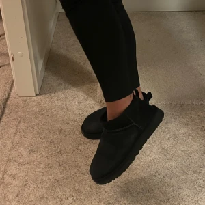 UGG W Classic Ultra Mini - Säljer mina låga svarta UGGS i storlek 38. Ordinarie pris 1899:- två år sen på KidsBrandStore. De är använda under en vinter och säljs pga. lite urtvättad färg. 