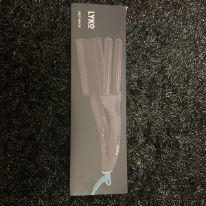 Deep waver  - Jag säljer nu min vågtång då jag fick två likadana i födelsedagspresent. Den har inte kommit till användning alls och därför säljer jag den. Perfekt för dig som vill känna dig lite finare och fixad(: 