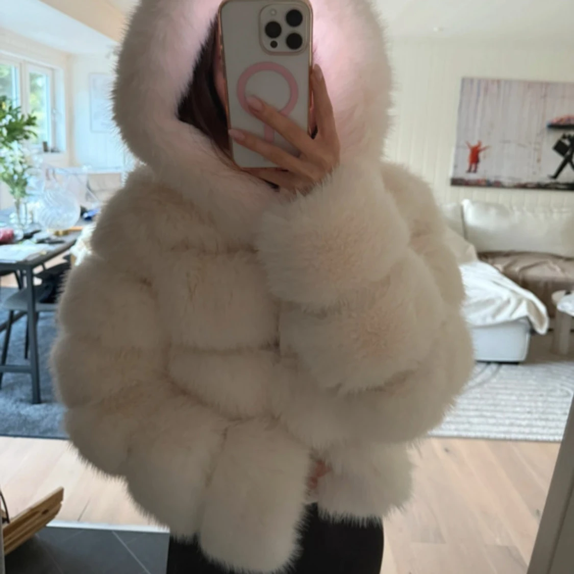 Fluffig vit pälsjacka med huva