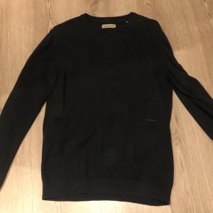 Mörkblå stickad tröja  - Säljer denna skit feta mörkblå stickade tröjan, tröjor är alltså nyligen köpt och endast använt några få gånger. Den är i storlek small.  Ny pris är 899 mitt pris är 299kr