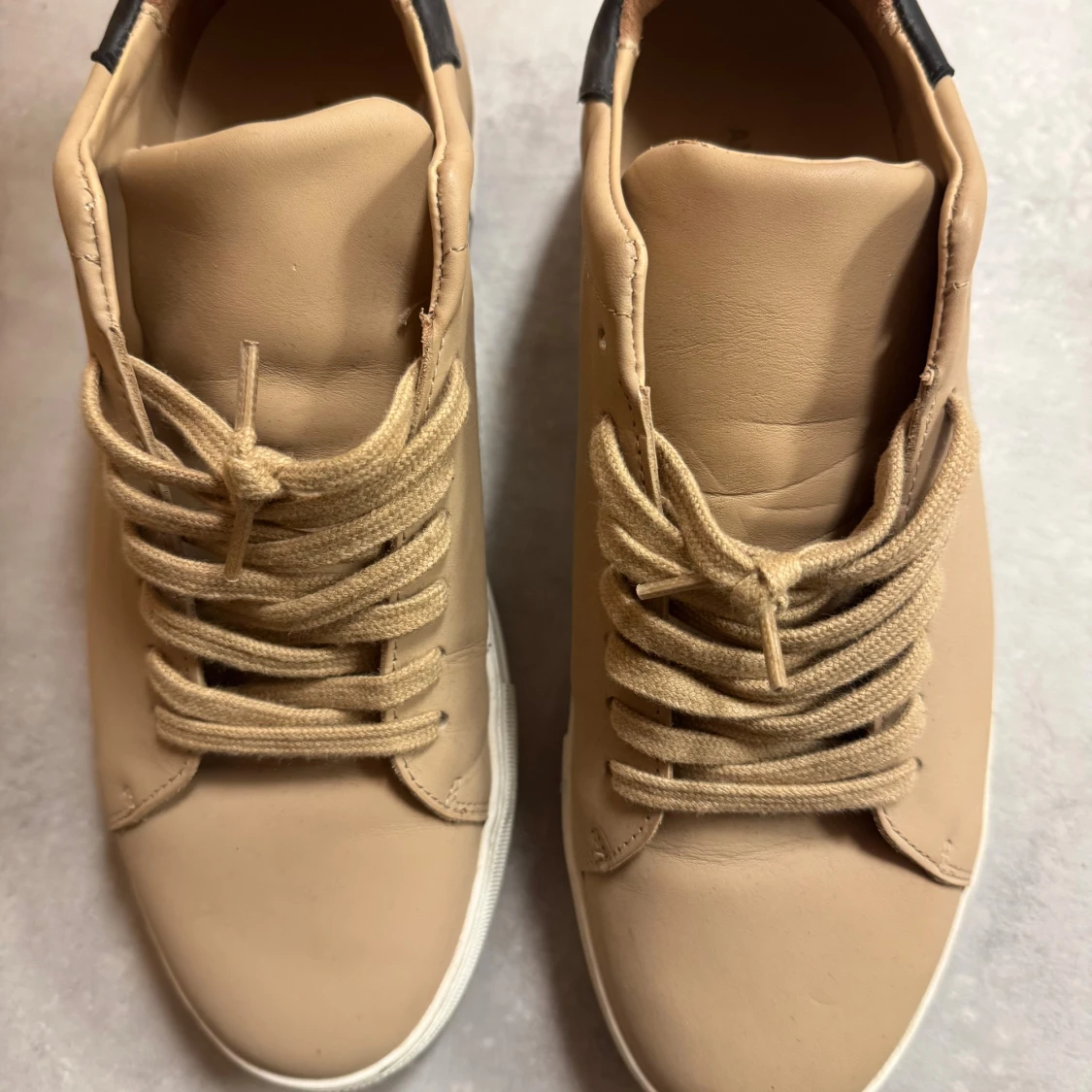 Beige sneakers från Axel Arigato - 1