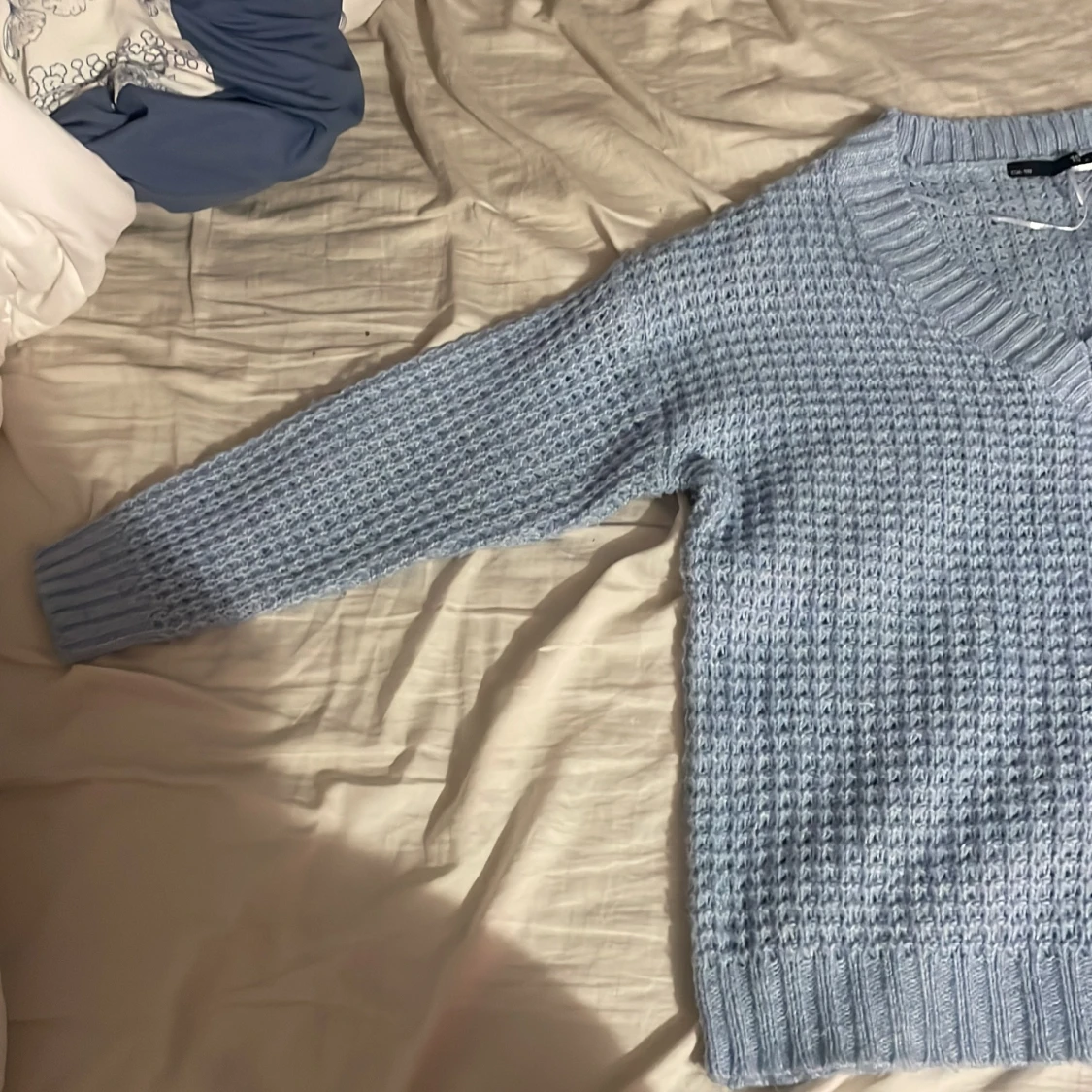 Ljusblå stickad v-ringad tröja - 1