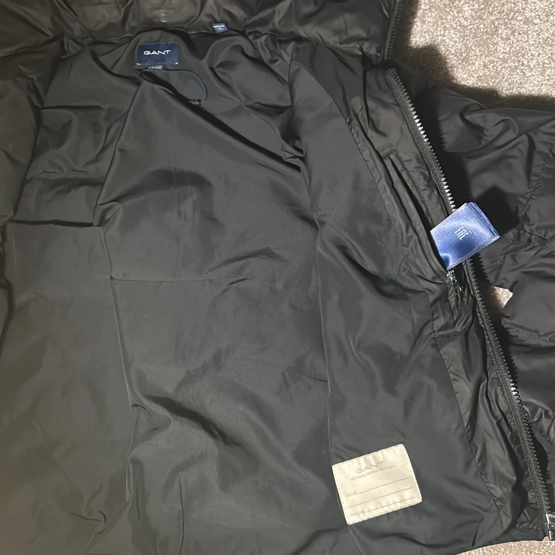 Svart pufferjacka från GANT med huva - 1
