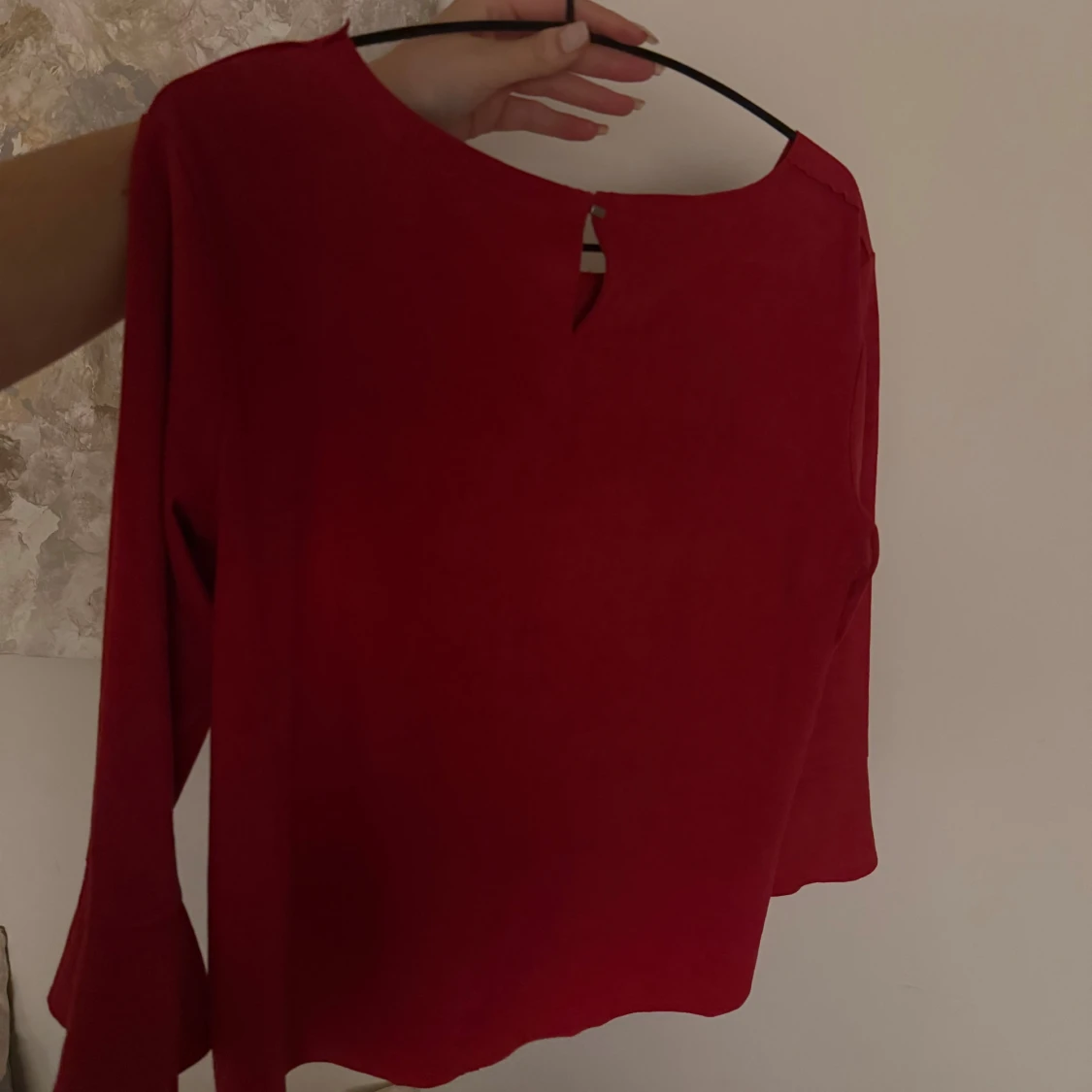 Röd blus från s.Oliver med trumpetärm - 1