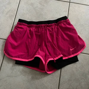 Nike träningsshorts - Lågmidjade träningsshorts från Nike, assköna och snygga💗