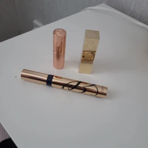 Estée Lauder Red Velvet läppstift - Limited Edition läppstift från Estée Lauder i nyansen Red Velvet A14. Kommer i en lyxig guldig hylsa med mönstrad design och själva stiftet har ett snyggt ingraverat mönster. Färgen är en djup röd som verkligen poppar. Båda läppstiften är testade en gång lite snabbt. 