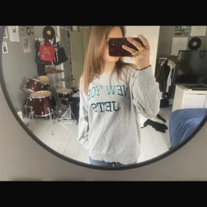 Grå sweatshirt  - Grå oversized sweatshirt. Xs