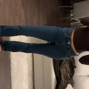 Jeans med medelhög midja och bootcut  - Oanvända, normal i storleken. Är 170 cm och de sitter bra i längd. Nypris 499:-.