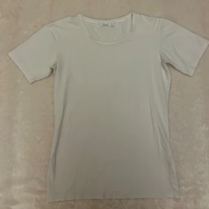 Vit t-shirt - En enkel och stilren t-shirt med rund halsringning. T-shirten har en klassisk passform som funkar till många olika looks. Köp billiga bundles!! 💓💓💓