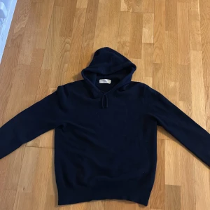 Sayless kashmirhoodie - Sayless Kashmir hoodie jätte bra skick och allt kontakta mig för frågor 