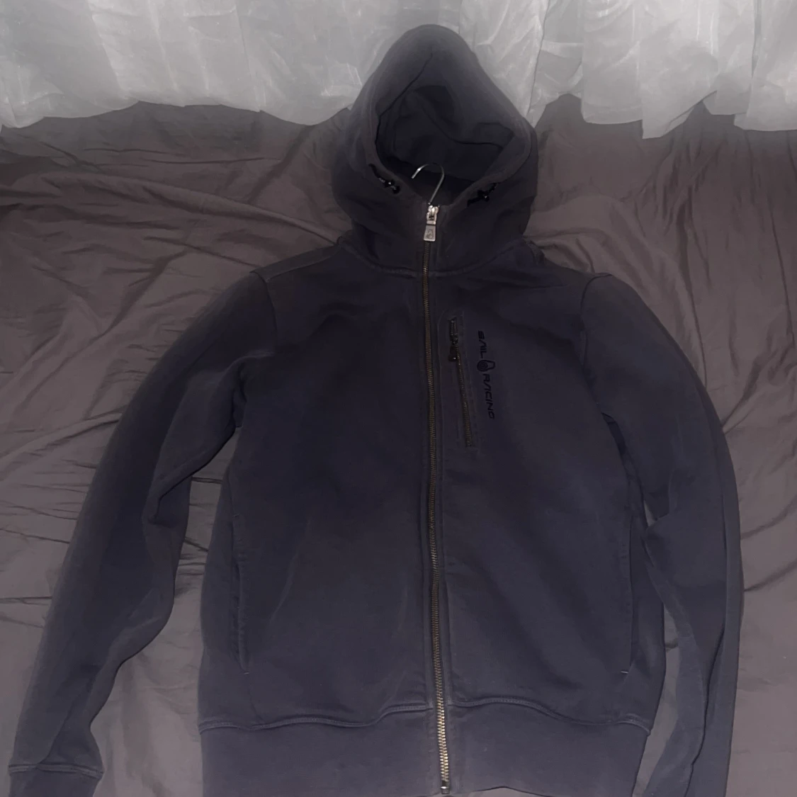 Svart hoodie från Sail Racing XS