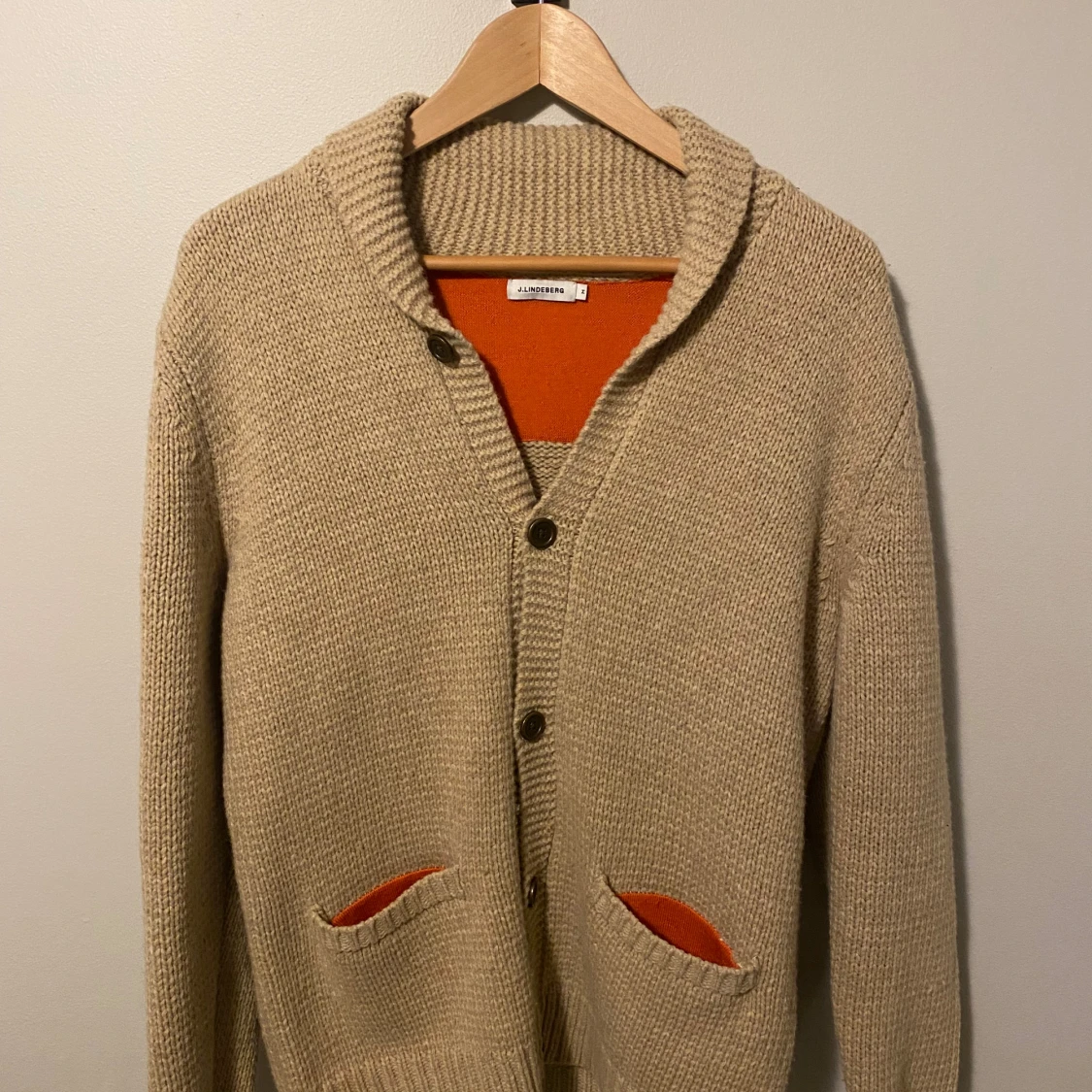 Beige stickad kofta från J.Lindeberg - 1