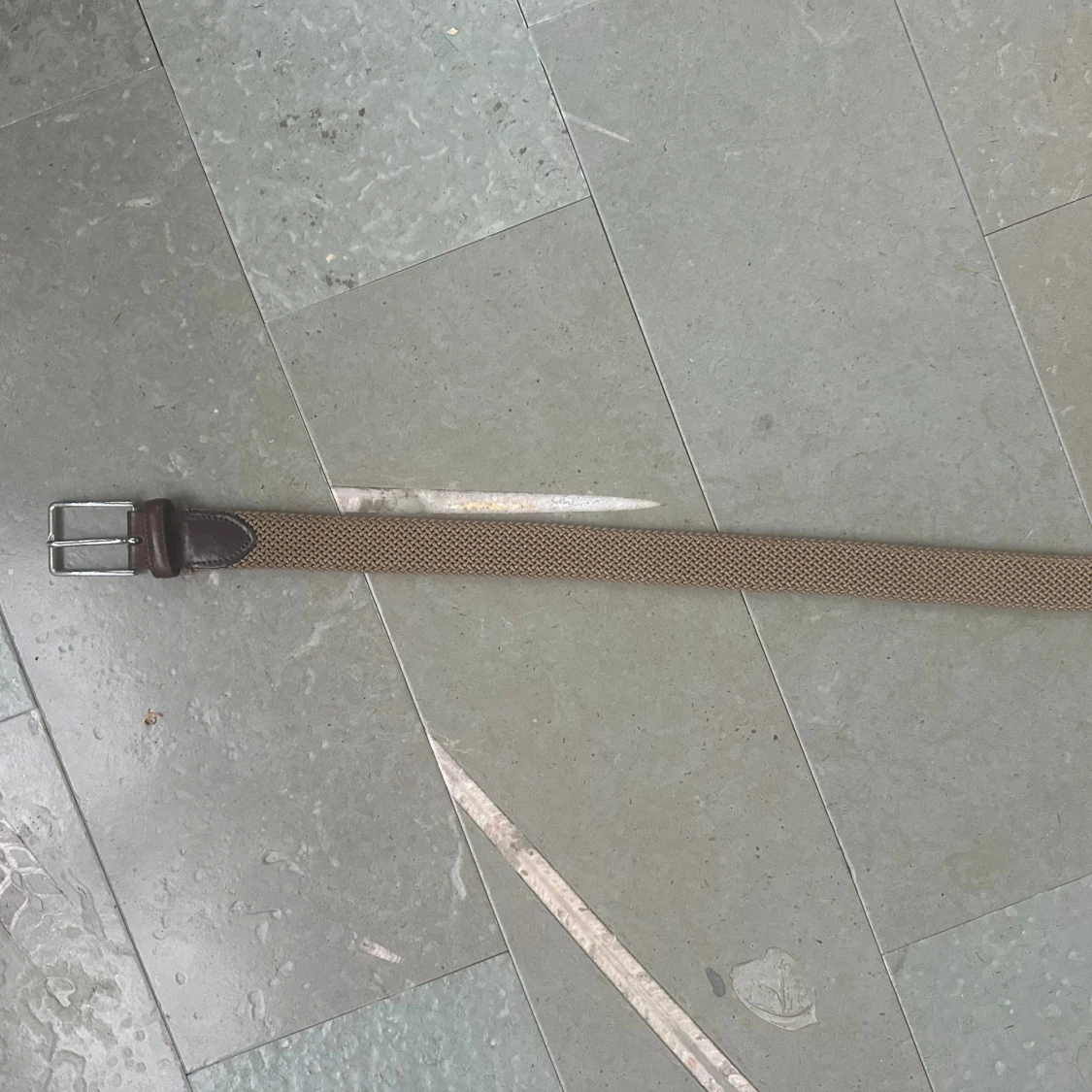 Beige flätat bälte med skinnspänne