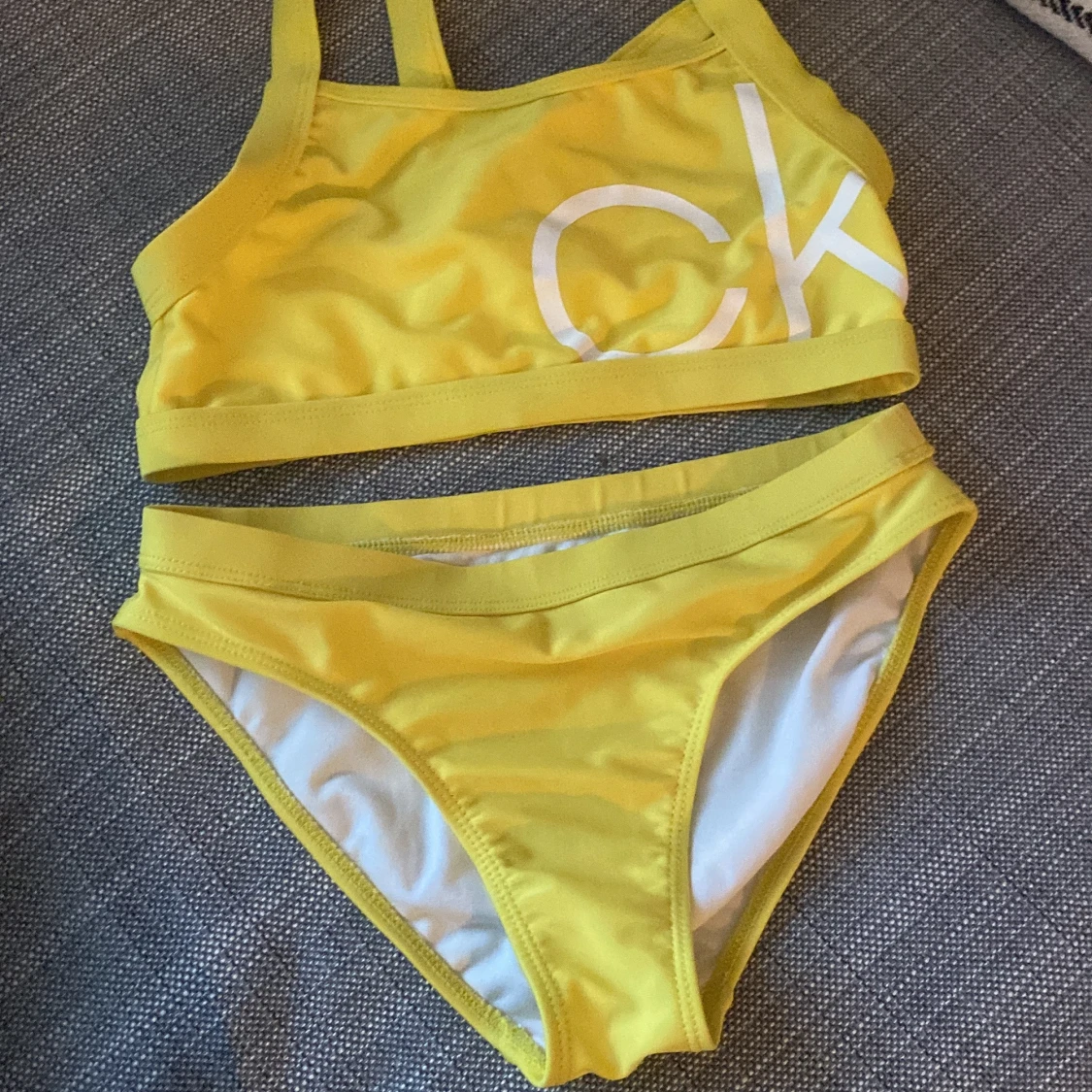 Gul bikini från Calvin Klein