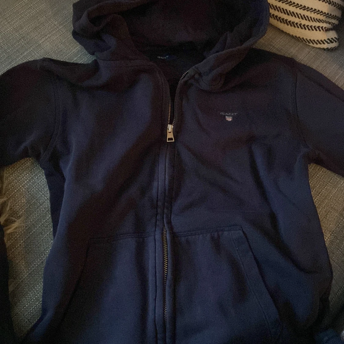Marinblå hoodie från GANT