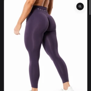 Mörklila leggings från Relode - Snygga mörklila leggings från Relode med hög midja och tight passform. Tillverkade i ett stretchigt och mjukt material som sitter skönt och framhäver formerna. Perfekta för träning eller när du vill ha en sportig look.