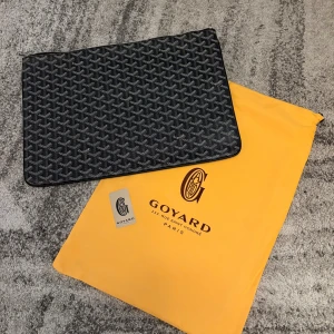 Dator väska - Helt ny och oanvänd. Allt på bild medföljer. Svart. 30x40cm. 