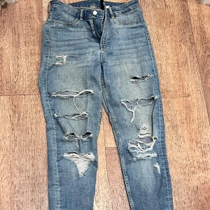 Rippade skinny jeans från H&M Divided - Perfekta passformen, mjuka material och stil som håller hela dagen.  Jeans är designade för dig som vill känna dig bekväm och snygg. Hitta din stil idag!Beställ idag och få snabb leverans direkt till dörren!