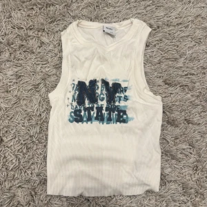 topp - en fin topp med denim tryck ”ny state” 💓