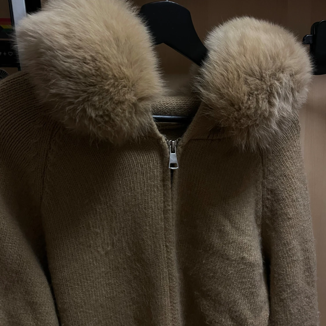 Beige cardigan jacka med päls från alessa - 2