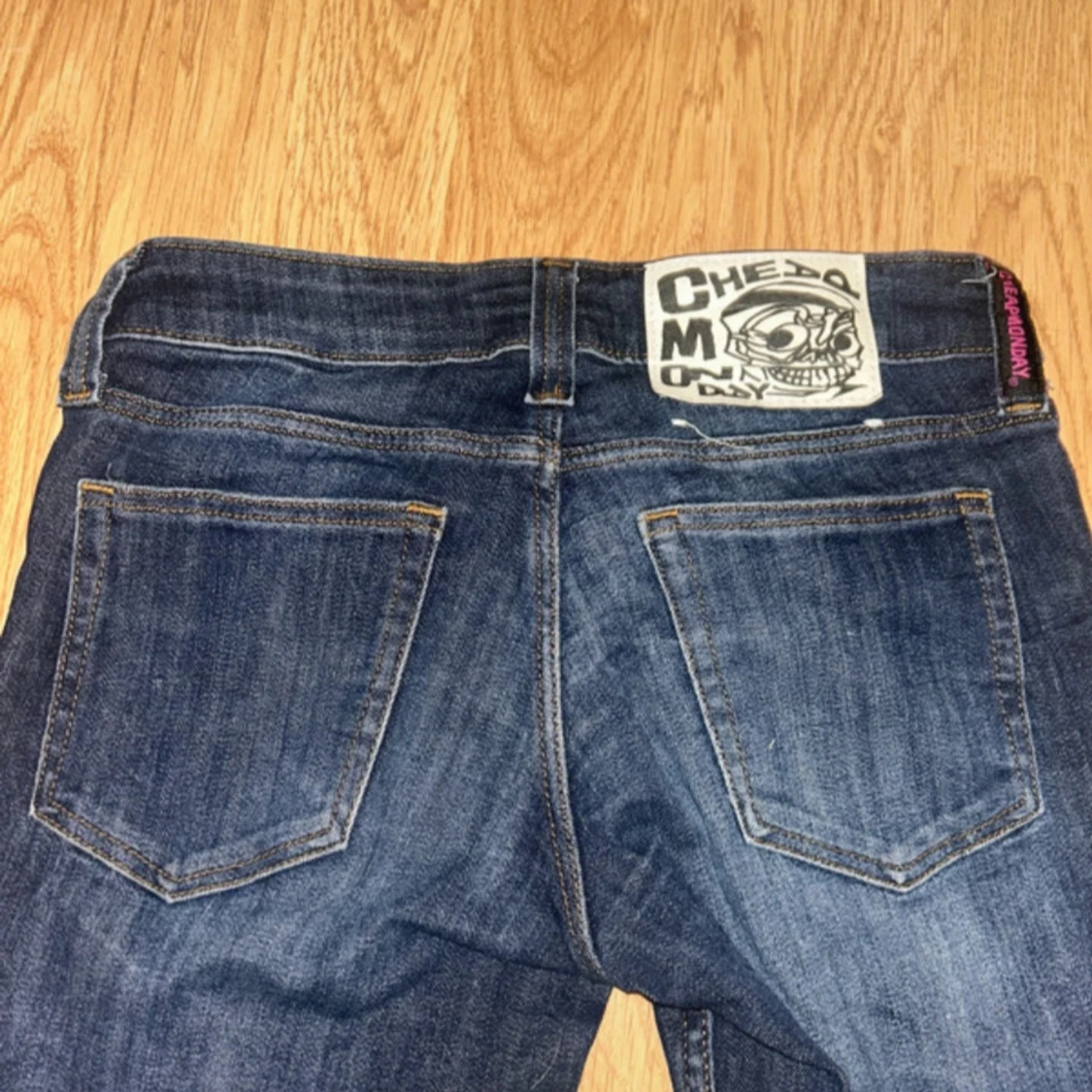 Blå bootcut jeans med coolt tryck - 2