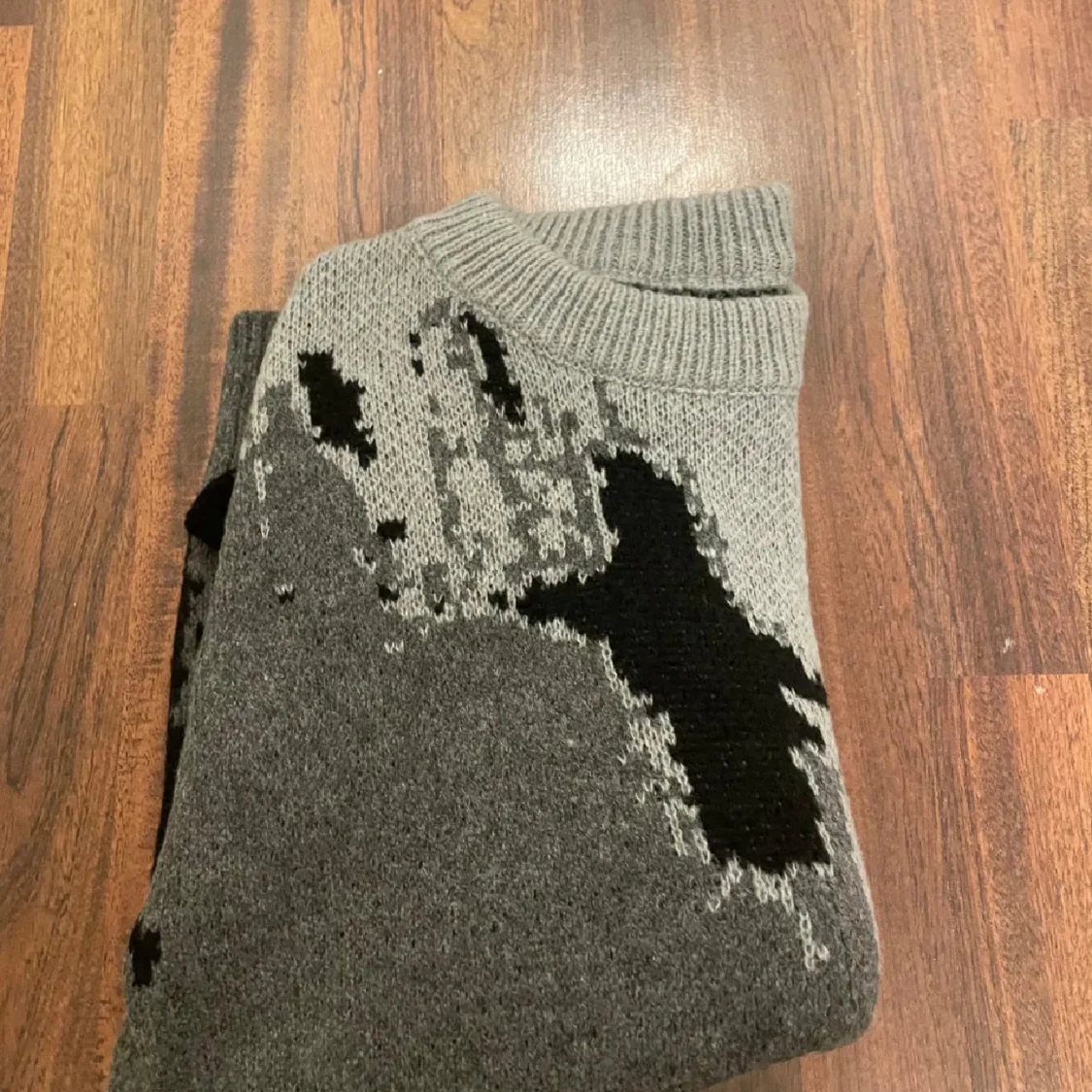 Grå och svart stickad tröja - 2