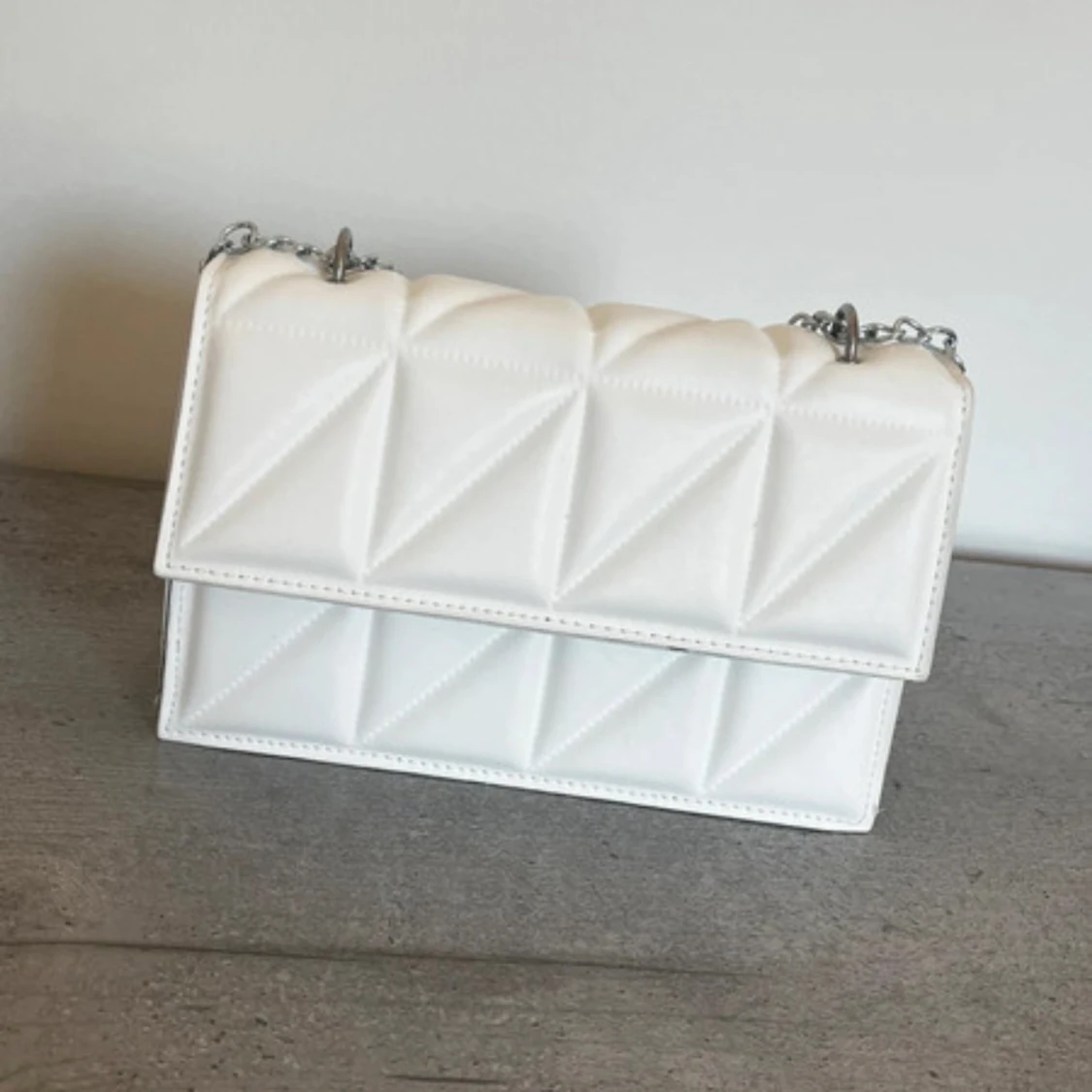 Vit quiltad axelväska med kedja - 1
