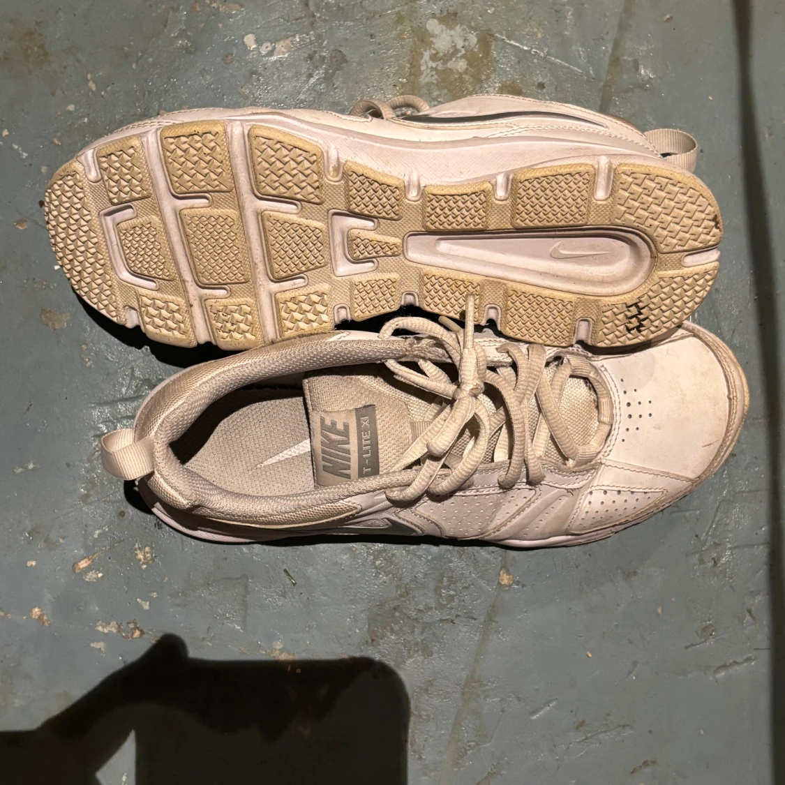 Nike T-Lite XI vita sneakers strl 37.5 - 1
