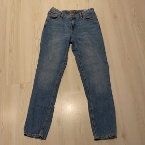 Blå jeans från Jack & Jones Clark - Säljer ett par ljusblå jeans från Jack & Jones, modell Clark Regular. Klassisk femficksdesign, rak passform och normal midja. Jeansen är tillverkade i bomull och har en snygg tvättad look som passar perfekt till en avslappnad stil. Pris kan snackas👍🏽