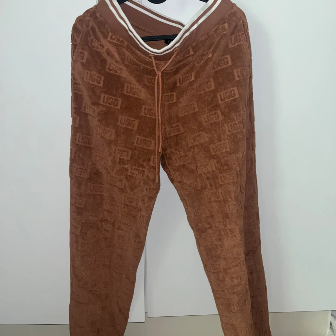 Bruna mjukisbyxor från UGG med logga - 1