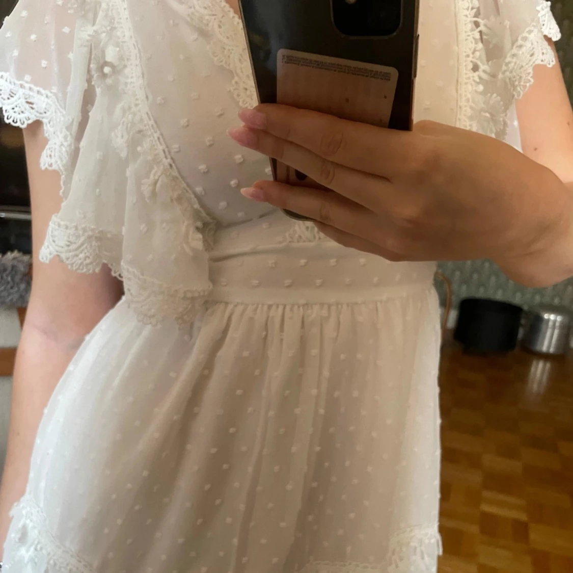 Vit klänning med spetsdetaljer. Studentklänning - 90