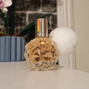 Ari by Ariana Grande Parfym 30ml - Snygg parfym, Ari från Ariana Grande med en unik flaska. Perfekt för dig som vill ha en trendig doft på hyllan. Populärt val bland unga fans av Ariana! Flaskan är helt ny & oöppnad.