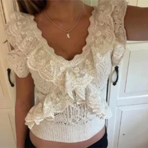 Virkad topp med volang - Vit/beige virkad topp med spets från Zara💗Knappt använd så i jättefint skick! 