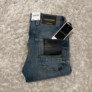 Jack & Jones jeans - Tja säljer dessa feta Jack & Jones jeans i stl W28 L30. Dem är helt nya som ni ser med alla lappar kvar och köpta i butik. Hör av er till mig om ni är intresserade!😁🤗