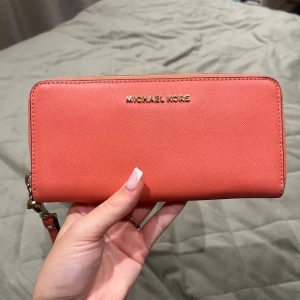 Michael Kors plånbok - Fint skick, få täcken på användning som inte märks. äkta!!