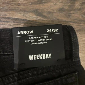 Svarta Weekday Arrow straight jeans 24/32 - Svarta jeans från Weekday, modell Arrow, med rak passform och låg midja. Tillverkade i en blandning av ekologisk bomull och återvunnen bomull. Klassisk femficksdesign och stilren look som funkar till allt. Helt nya och aldrig använda❣️hör av dig vid frågor❣️köparen står för frakten 