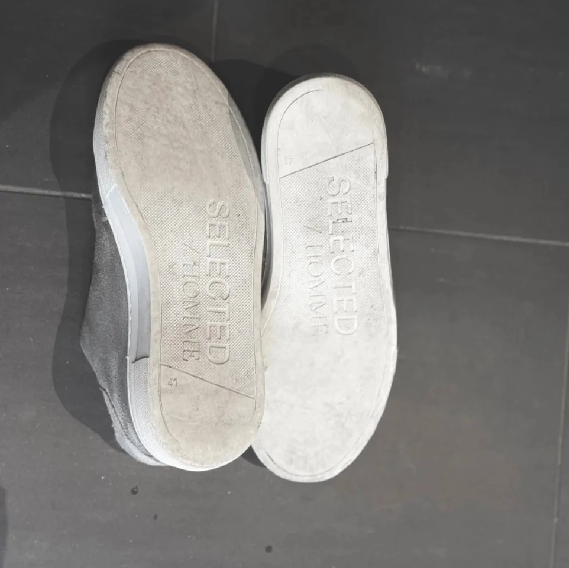 Grå mockasneakers från Selected Homme - 4