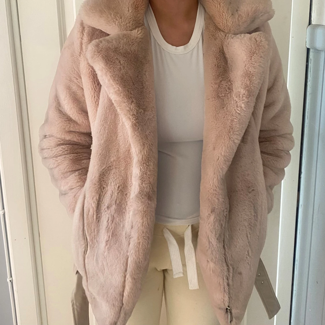 Beige pälsjacka med bälte och dragkedja - 4