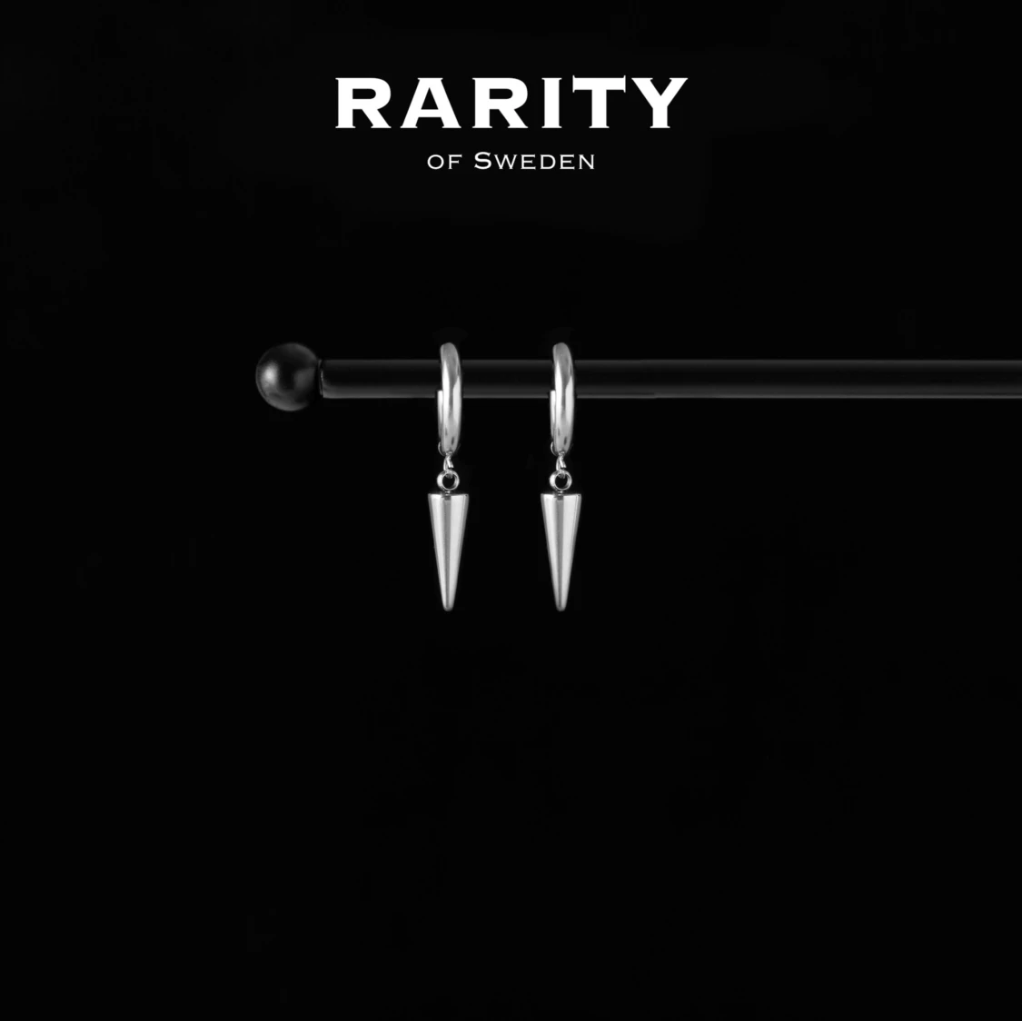 Spike Earring - Silver: Silvriga örhängen med nitar