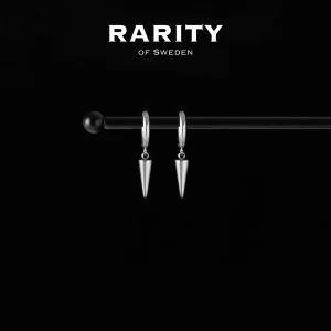 Spike Earring - Silver: Silvriga örhängen med nitar - Otroligt snygga örhängen med nitar i rostfritt stål!! Örhängena är i fin silvrig färg och passar så bra för att piffa upp en outfit och lägga till en extra detalj🪽Likt alla andra våra smycken tål dessa örhängen vatten och håller sitt glans länge!! Vid frågor eller funderingar - välkommen att skriva till oss🪽