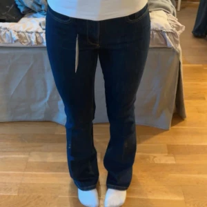 Mörkblå jeans med bootcut - Säljer ett par mörkblå jeans med bootcut och hög midja från Zara i storlek 36. Köpte de i höstas och säljer nu pågrund av att de blivit förstora för mig. Otroligt sköna för att vara jeans och perfekt längd för mig som är 162 cm. Hör av dig vid frågor☺️💗