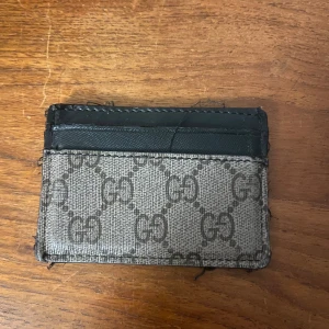 Gucci plånbok i canvas och skinn - Snygg plånbok från Gucci i bra skick säljer den för den bara ligger och dammar hör av er vid frågor💯